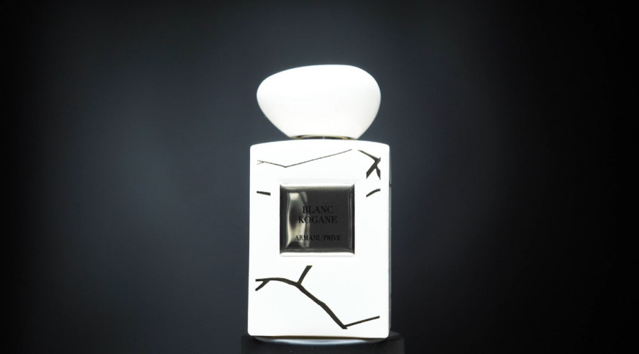 Обзор на аромат Giorgio Armani Blanc Kogane