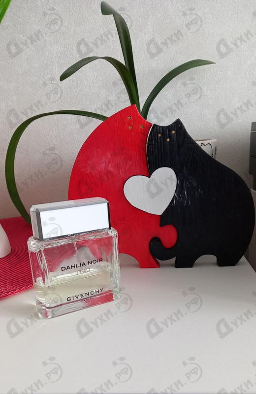 Парфюмерия Dahlia Noir L'eau от Givenchy