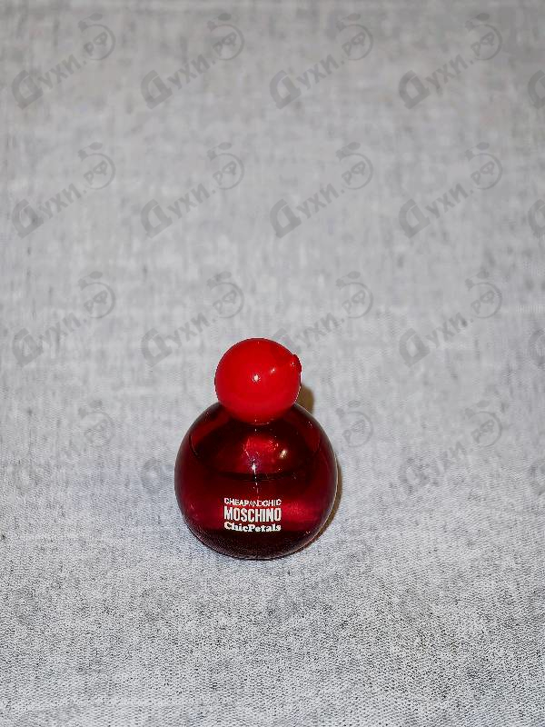 Парфюмерия Chic Petals от Moschino