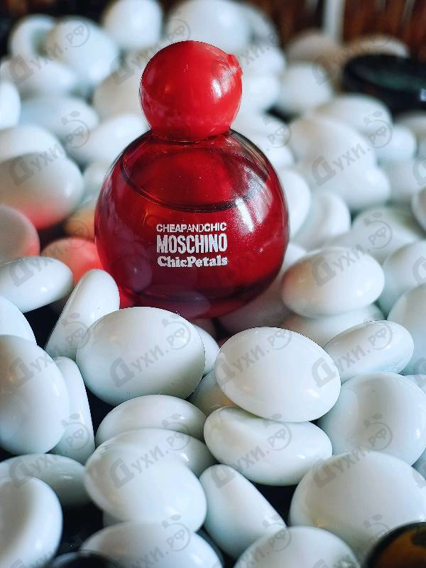 Духи Chic Petals от Moschino