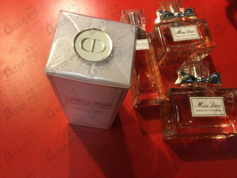 Парфюм Christian Dior Miss Dior Absolutely Blooming Roller Pearl Парфюмерия Miss Dior Absolutely Blooming Roller Pearl от Christian Dior