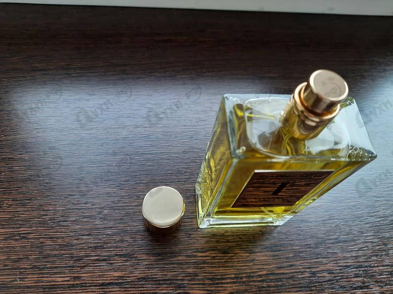 Купить Rosendo Mateu № 1 Bergamot, Tea Leaf, Sandalwood от Rosendo Mateu Olfactive Expressions