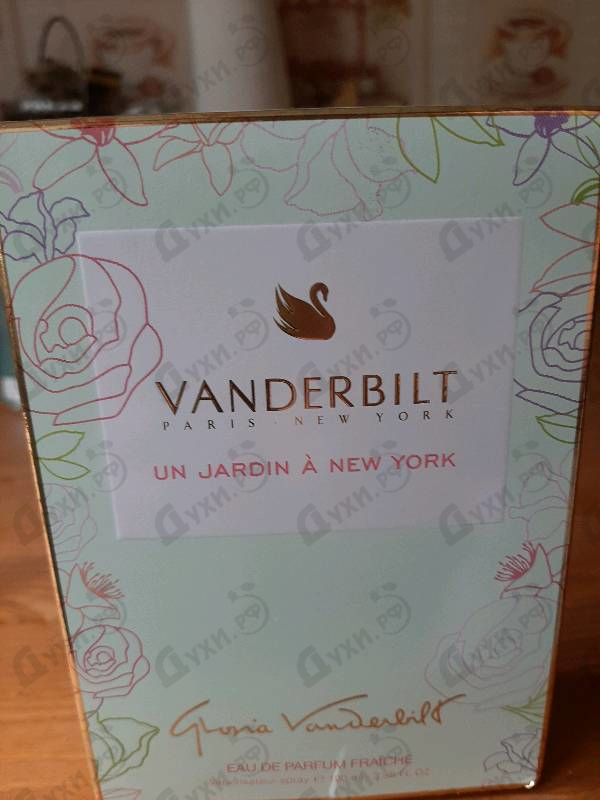 Духи Jardin A New York от Gloria Vanderbilt